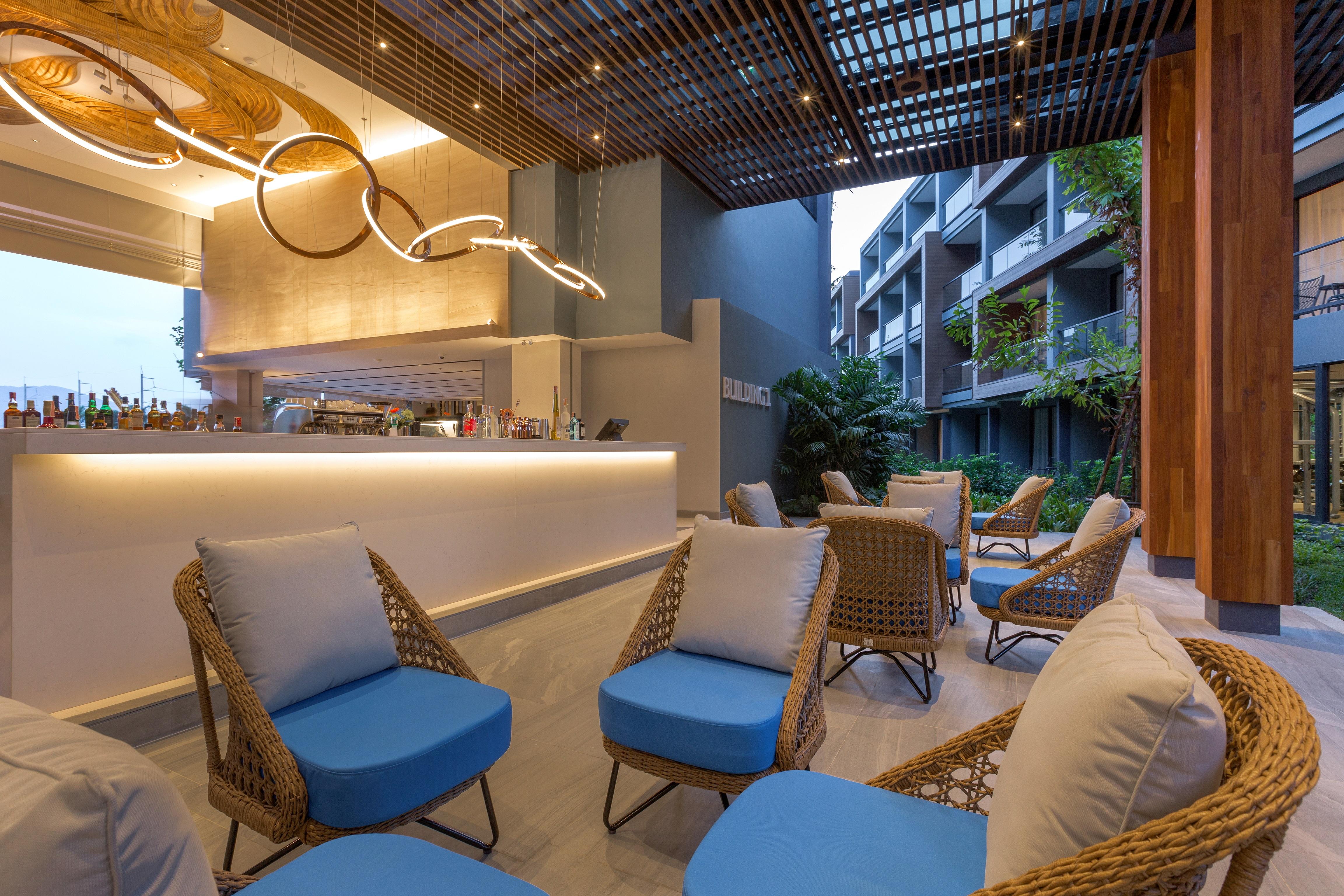 The Nature Phuket - Sha Extra Plus Exterior foto The bar at the rooftop pool